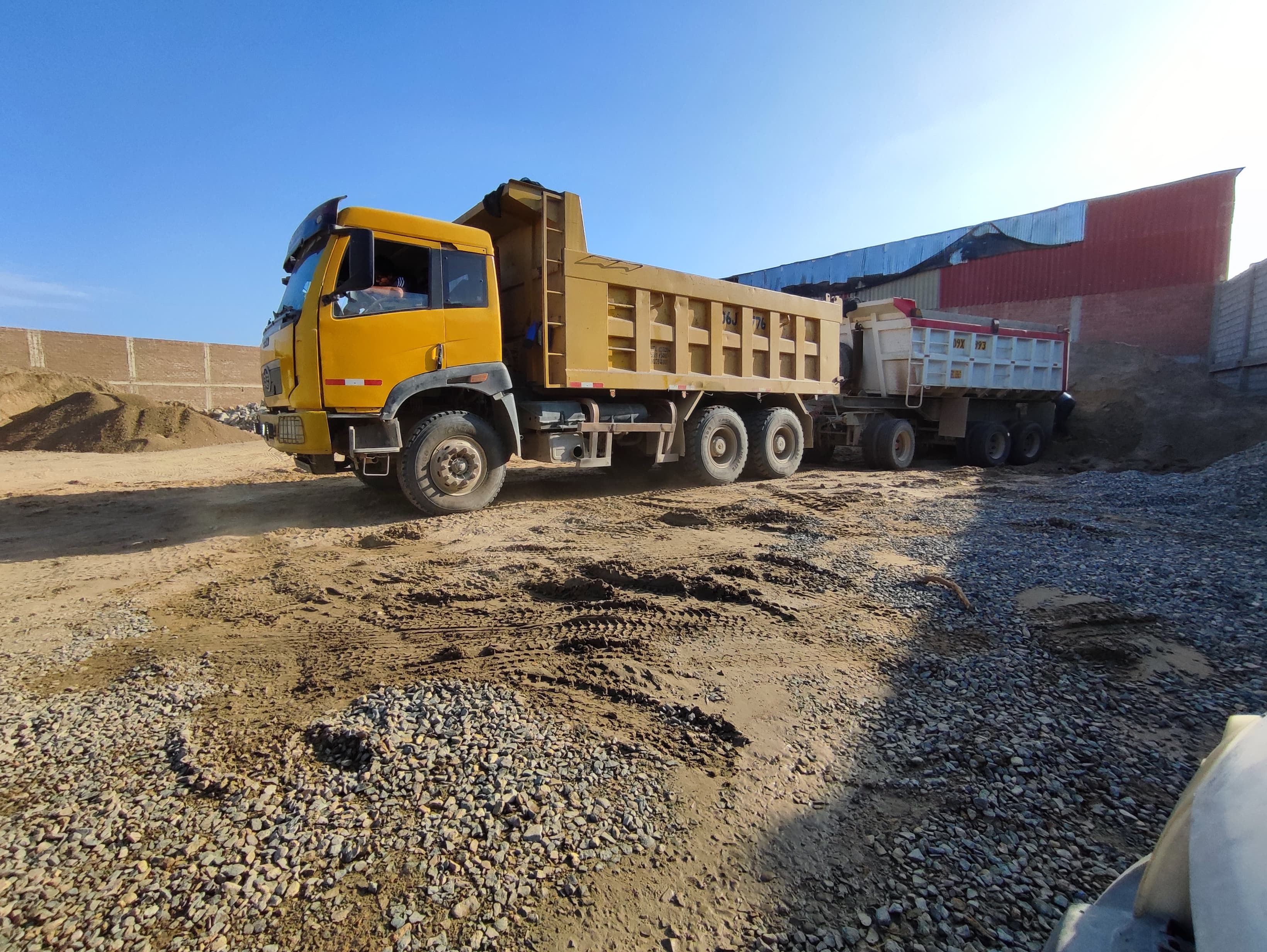 Tractor nivelando terreno
